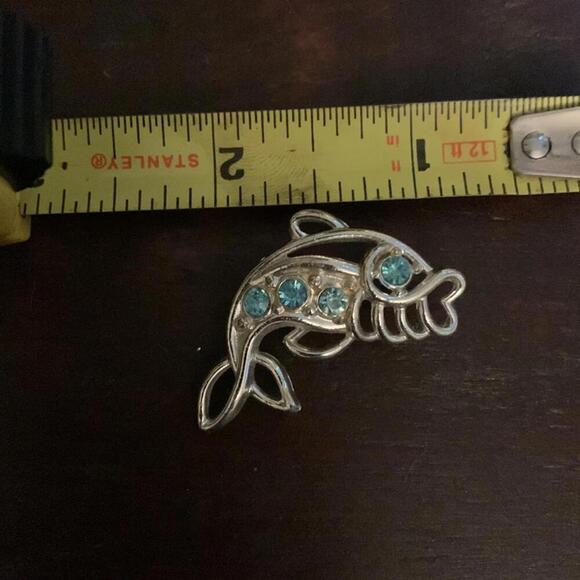 Blue stoned 1” silver fish pin - Picture 13 of 13